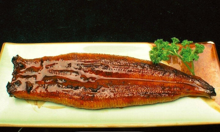 三都港买的不多,肉比鳗鱼皇后要厚一点,但是看着不错哦,提前把.