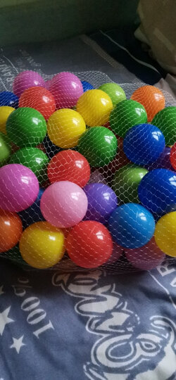 海洋球颜色很鲜艳,可.