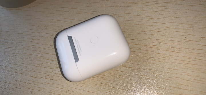 appleairpods:"作工一般,老是吸土,收纳盒没怎么用了一会就有很多划痕