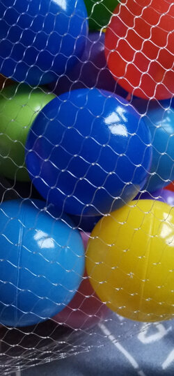 海洋球颜色很鲜艳,可.