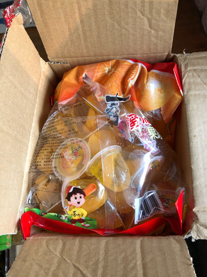 喜之郎果冻:"买了两大包的果冻,都放在一个箱子里了,箱子比较挤压