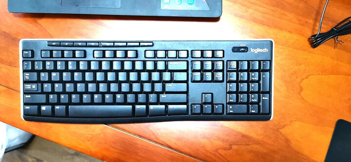 罗技k270:"之前买了另一个品牌的无线键盘!但是底座不平,华而不实!