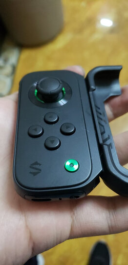 黑鲨游戏手柄3-左手:"之前有买过一带黑鲨手柄,一代的手柄,按键用久了