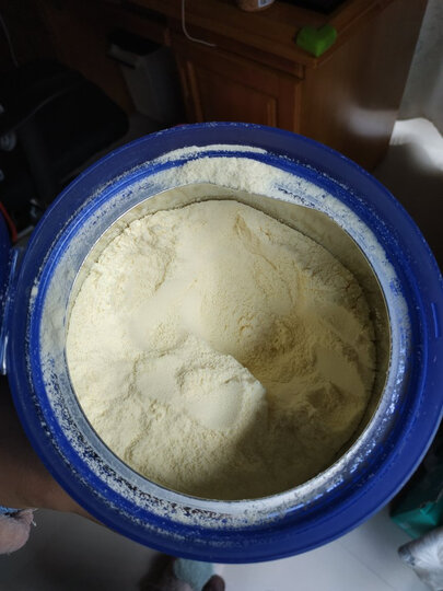 惠氏公司的电话一直打没人接听,就开盖吃了,但是奶粉非常的潮湿!