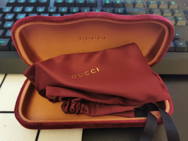 而且眼镜盒是我喜欢的酒红色.东西很正,非常好!值得信赖!打算.