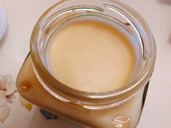 蒙面小熊俄罗斯椴树雪蜜:"蜂蜜是固体的,颜值挺高的,直接挖一勺吃都不