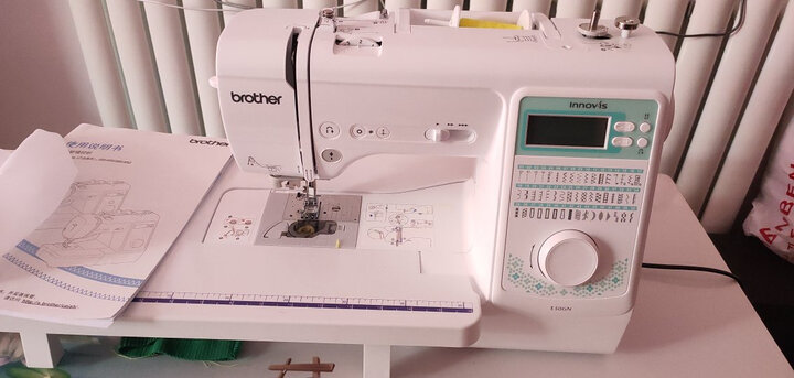 兄弟(brother)缝纫机 e50gn家用多功能台式电子机型吃厚带锁边自动穿