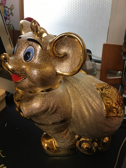 金鼠的造型设计的很好,大小也比想象的大了好多.酒是好酒,瓶也是好瓶.