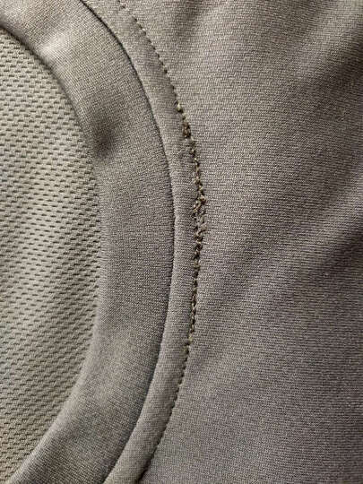 这衣服质量不行,拆开一看衣领前面是开过线,重新缝过的,图上可以看的