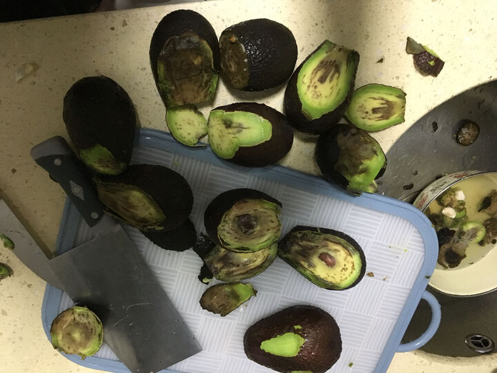 京鲜生进口牛油果:"12个坏了9个,当场物流磕碰坏了1个赔了9元,我想