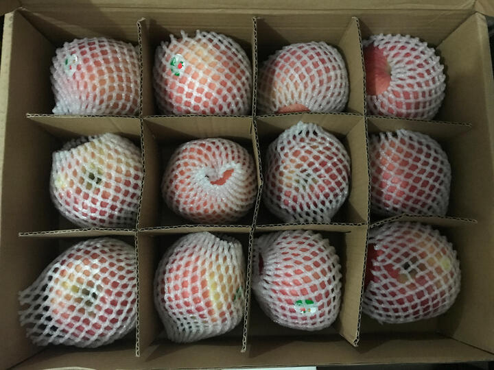 佳农山东优质富士(单果200g以上)12个装:"苹果个头挺大的,口感很脆