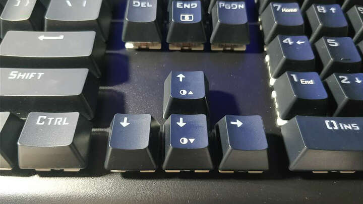 吃鸡键盘 电脑键盘 黑色 青轴整体都挺好的,就是这个方向键是怎么回事