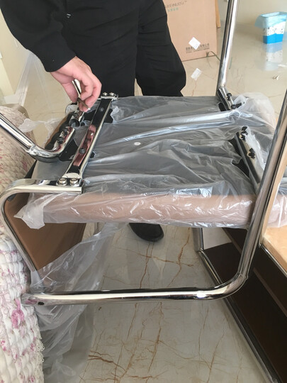 椅子收到了,快递也很快,今天有空才装起来,很不错好看呀,坐着也很舒服