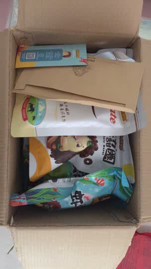 刺猬阿甘零食大礼包聚会装整箱:"满满一箱,挺实惠,价格也比较便宜