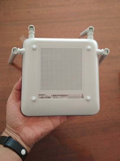 斐讯psg1218:"外观漂亮,性能强悍,手机上就可以设置管理,操作方便.