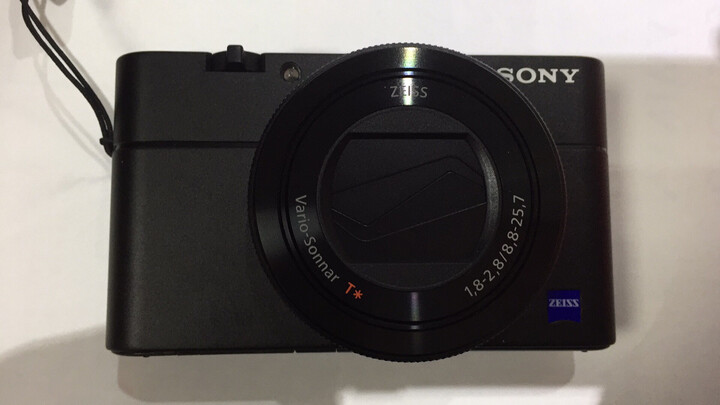 索尼rx100m5:"送货快,卡片机里面无敌了.非常小巧,蔡司镜头.