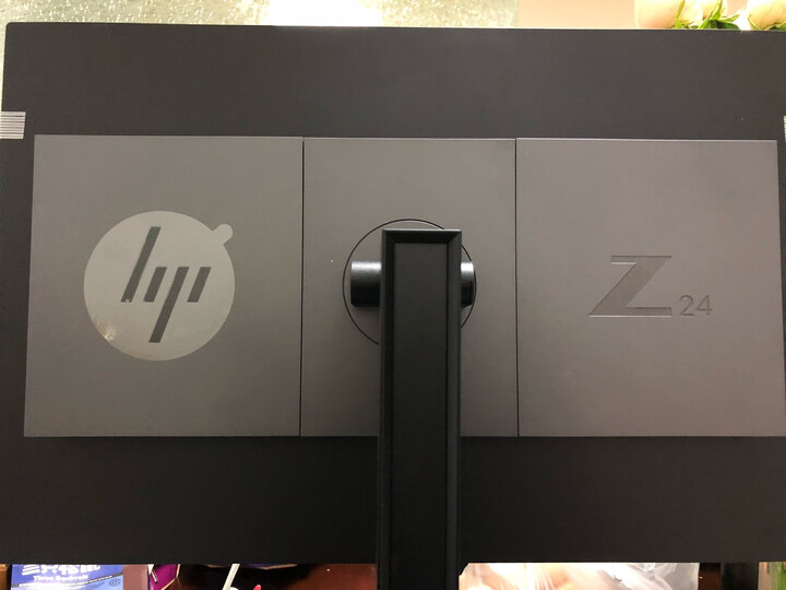 惠普z24n g2:"之前用的z24i显示器,当时已经在屏幕色彩显示和工业设计