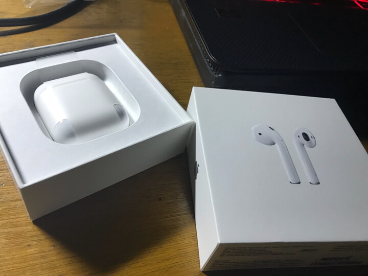appleairpods:"双十一买的4天到货,音质的话比原装耳机好那么一点,头