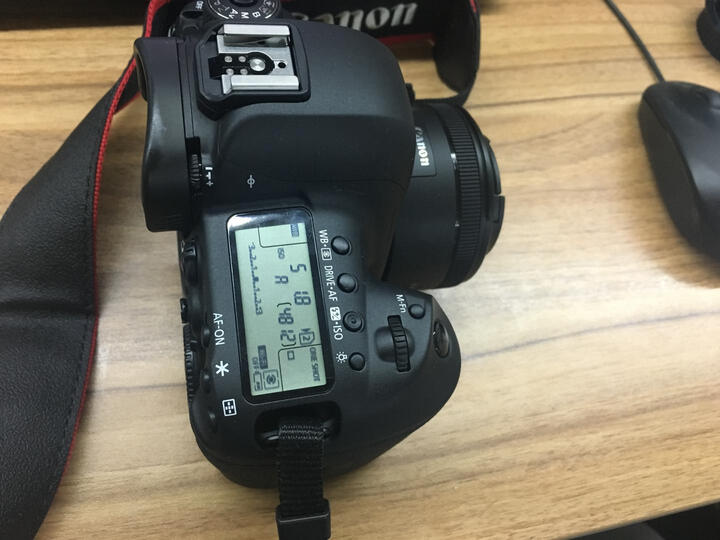 佳能(canon)5d4:"办公室拍了一下同事,照片很清晰,相机功能试了一下很