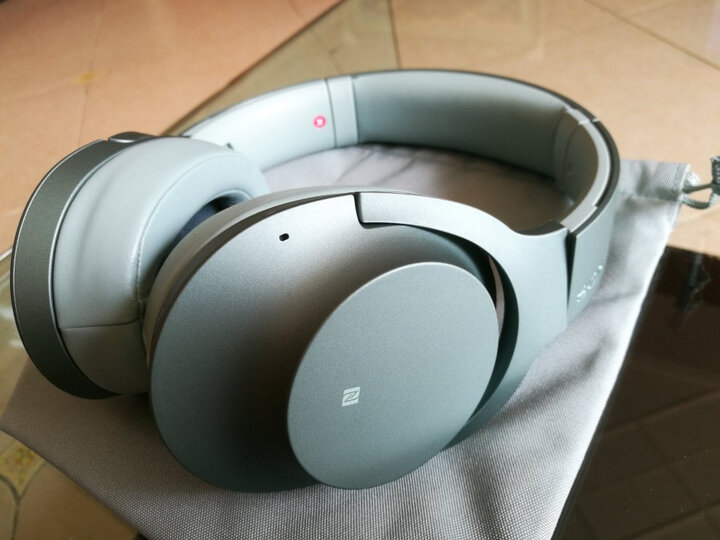 索尼(sony)wh-h900n:"sony,远看嗯,高富帅,近看一股浓浓的塑料味,却