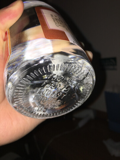 汾酒白酒:"打开一看,瓶底裂了,酒都露出来了,快递送过来东西电话短信