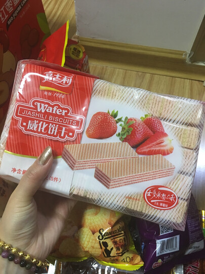 嘉士利嘉士利 士多啤梨味威化饼干 454g/袋:"我喜欢吃这种不是很甜的