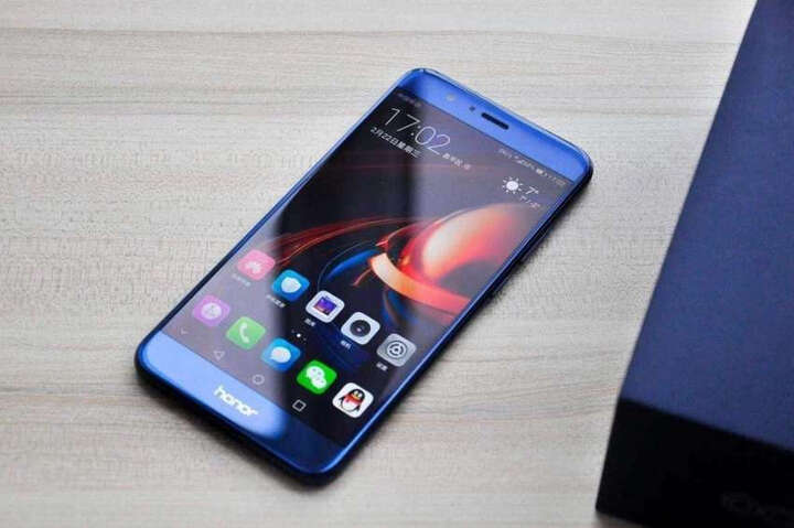 华为荣耀v9:"全新,放在手里挺有质感,屏幕显示清楚,上网速度快不卡