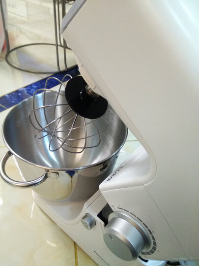 之前看好松下厨师机功率大,试了一下揉面声音不大,四角有吸盘很稳