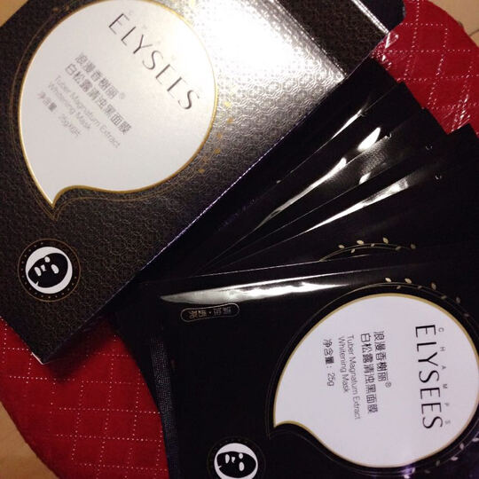 浪漫香榭丽:"面膜收到啦,物流很快呢,保湿很不错哦,精华液多多的,吸收