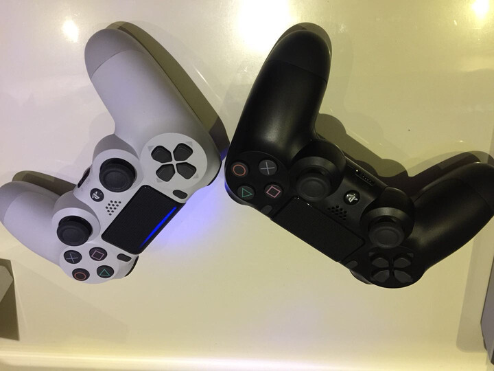 索尼【ps4官方配件】playstation 4 游戏手柄(黑色)17版:"非常好,物流