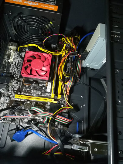 映泰a88mq:"质量方面一般般,以前用过几块了,就是三四年后就会坏掉.