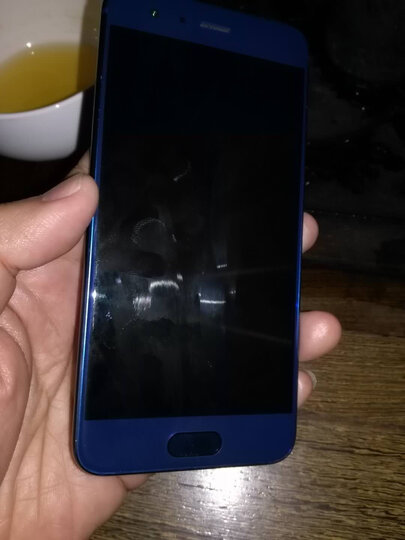 已经多次购买荣耀9,系统流畅,并不比苹果差,就是屏幕差一点,如果能用