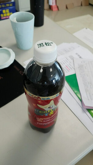 黑松沙士:"第一口 好奇特的味道,感觉像风油精,,,,,后来越喝越想喝