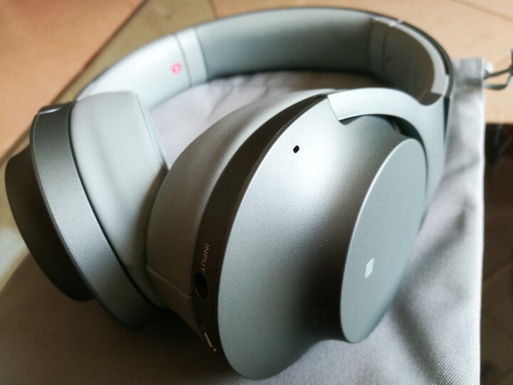 索尼(sony)wh-h900n:"sony,远看嗯,高富帅,近看一股浓浓的塑料味,却