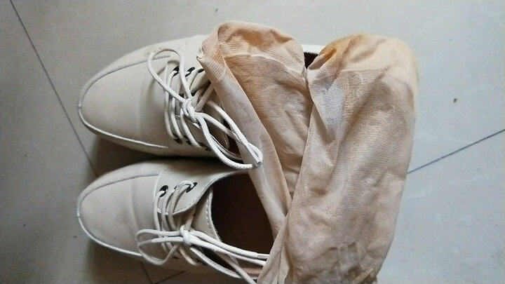 差评,有气味而且难闻.我试穿了一下鞋垫掉色把我的袜子都染了色.不好!