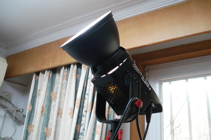 锐鹰(falconeyes):"安装电池稍费了点儿劲儿,装罢马上遥控开灯,哇!