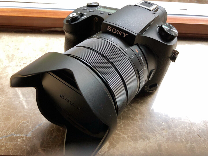 索尼rx10m4:"相机不错,适合对画质要求不是过高的,喜欢手机修修照片