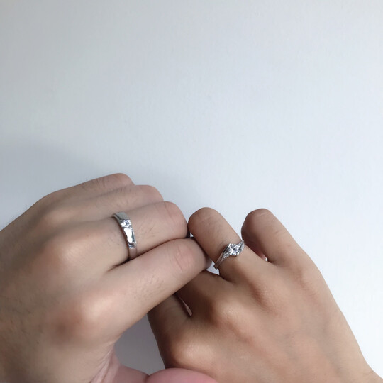 包装的很精美,颜色质感大小都很喜欢,跟男友一起带上手牵手很有浪漫的