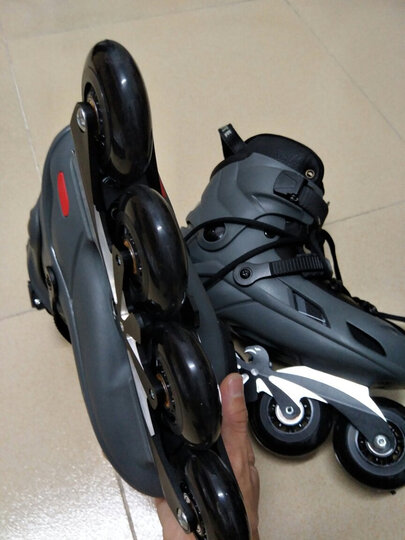 飞鹰:"鞋子很高档好看!穿上也好舒服!滑起来感觉好!