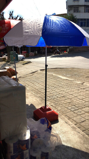 大伞收到啦!看上去还行的,就是觉得有点小的,质量还不错的!