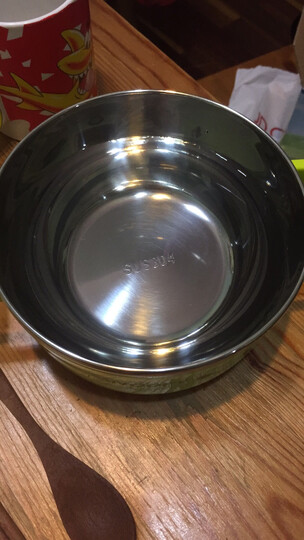 400ml水倒进去大概在一半的样子,给小朋友开学用的汤碗,大一些走路就