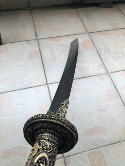 单身窄而厚重?剑的影子,应为剑身比较厚重砍东西注重力度?锋利无热.