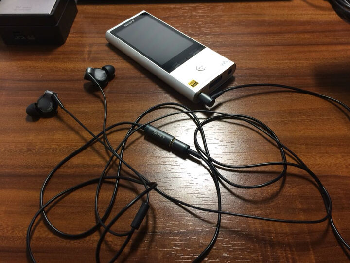 索尼nw-zx100:"终于找到了第一次听sony walkman随身听时给我的那种