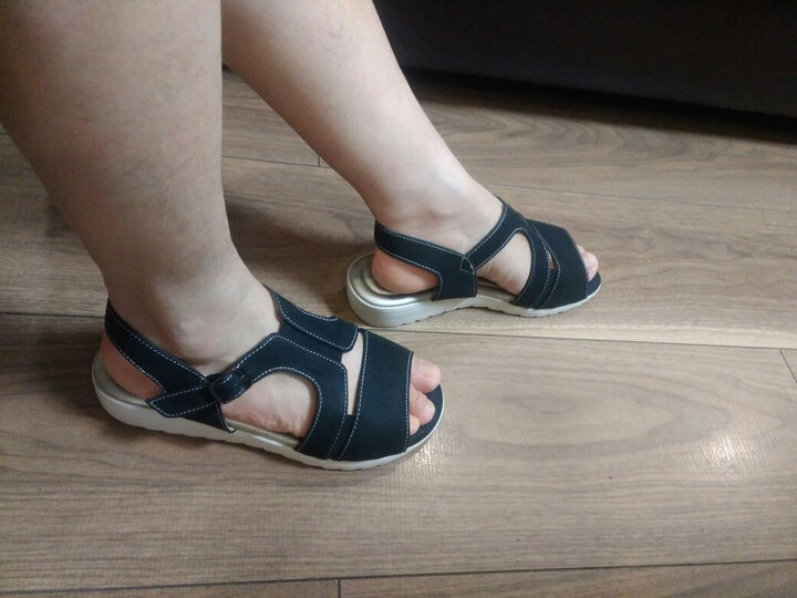 盼洁bb5492:"显脚瘦,显脚白,鞋底感觉有气垫,有弹性.