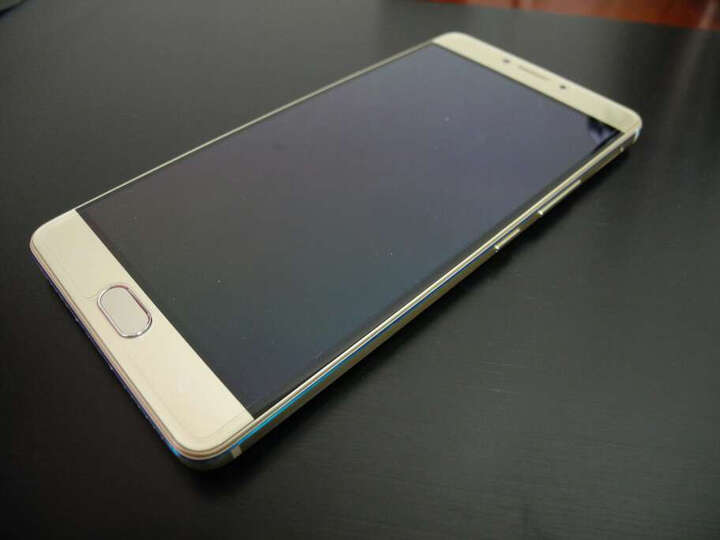 金立m6:"手机质感很棒!金色很大气,图标设计也和机身颜色很搭.