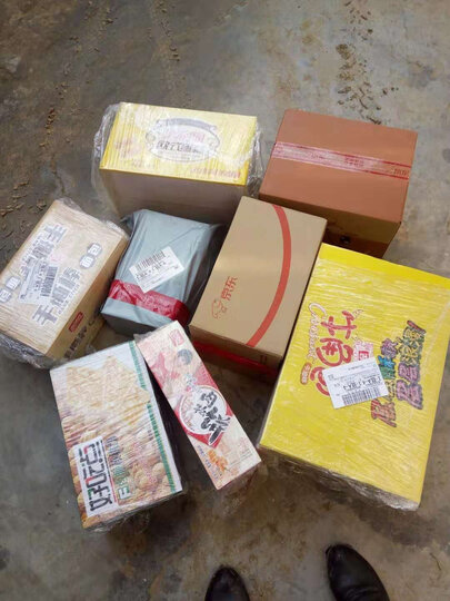 东西收到了,寄回老家给家人吃的,一次性买了八箱,感谢快递小哥,直接给