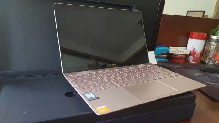 华硕zenbook3u:"机子就是超级薄了,开机快,特别是指纹识别后直接进去