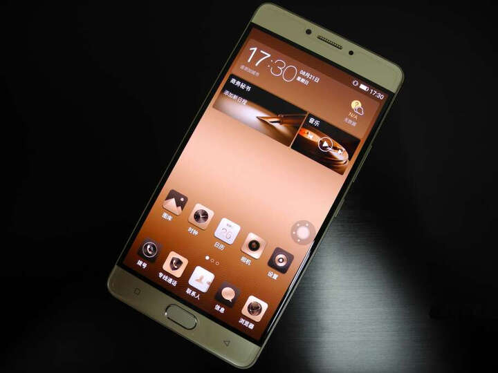 金立m6:"手机质感很棒!金色很大气,图标设计也和机身颜色很搭.