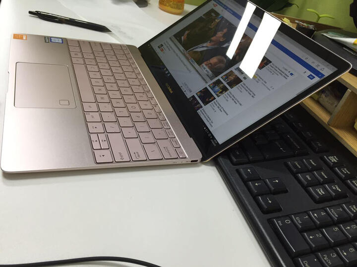 华硕zenbook3u:"还是喜欢超极本,好轻薄呀,配置也是不错的,蹭活动就
