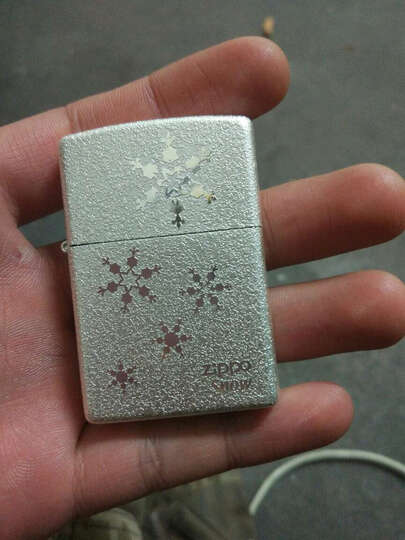 挺漂亮的,zippo都这样吧,盖子比较松